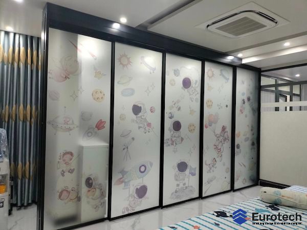 cua-nhom-kinh-truot-quay-khong-ray-duoi-eurotech-9