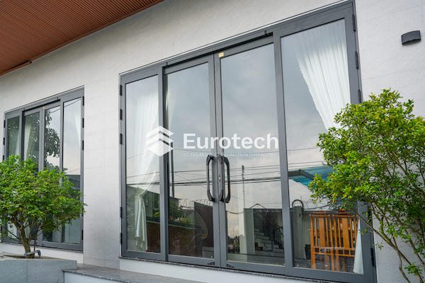 cua-nhom-kinh-truot-quay-khong-ray-duoi-eurotech-1