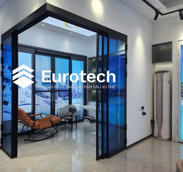 cua-nhom-kinh-truot-quay-khong-ray-duoi-eurotech-12
