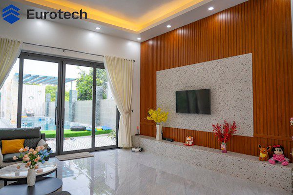 cua-nhom-kinh-truot-quay-khong-ray-duoi-eurotech-4