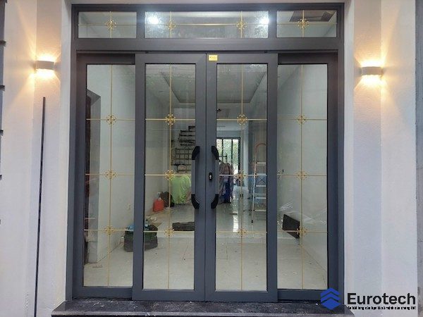 cua-nhom-kinh-truot-quay-khong-ray-duoi-eurotech-7