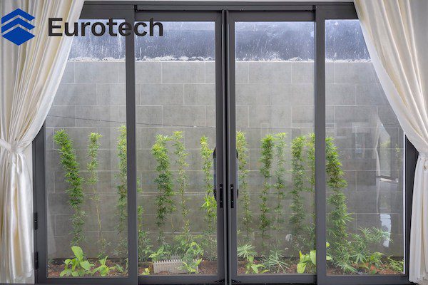 cua-nhom-kinh-truot-quay-khong-ray-duoi-eurotech-8