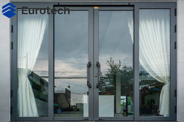 cach-lap-dat-cua-truot-quay-eurotech-9