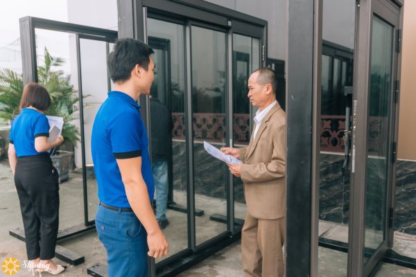 Chuyên viên tư vấn khách hàng lựa chọn cửa