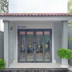 Cửa Trượt Quay Eurotech Hoàng Gia – Hệ Nẹp Rời 8.0 Màu Ghi Xám Kính Hộp Nan Đồng Phiên bản Premium 2025